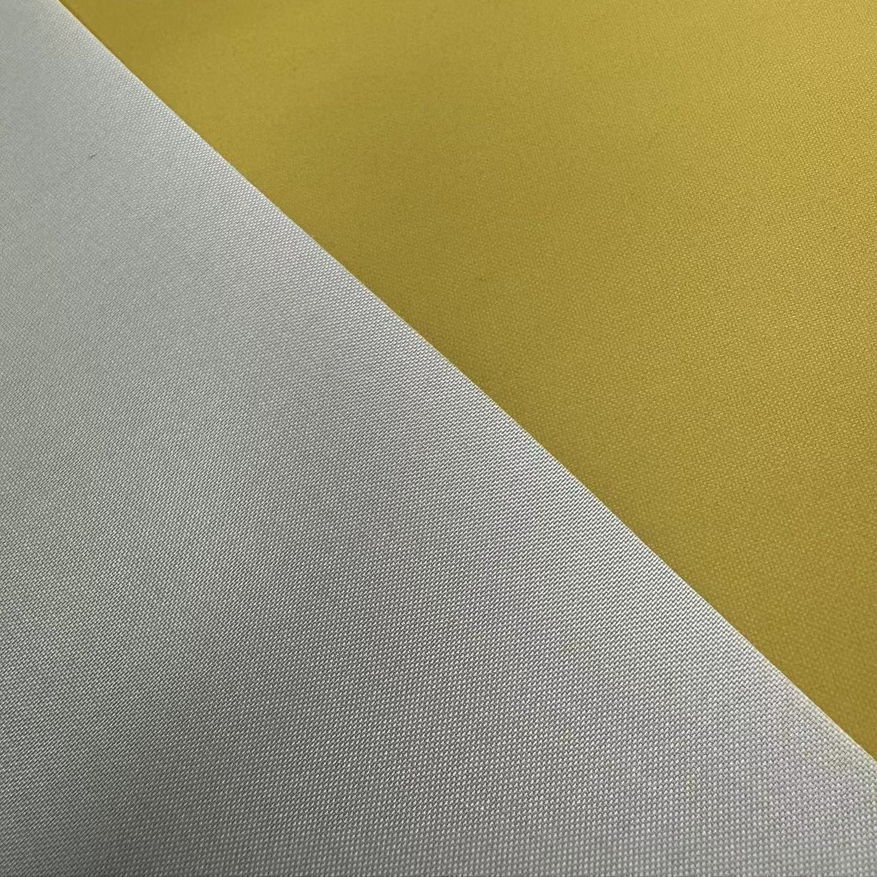 Tela revestida ignífuga de silicona 100% poliéster amarillo de 135 g / m2