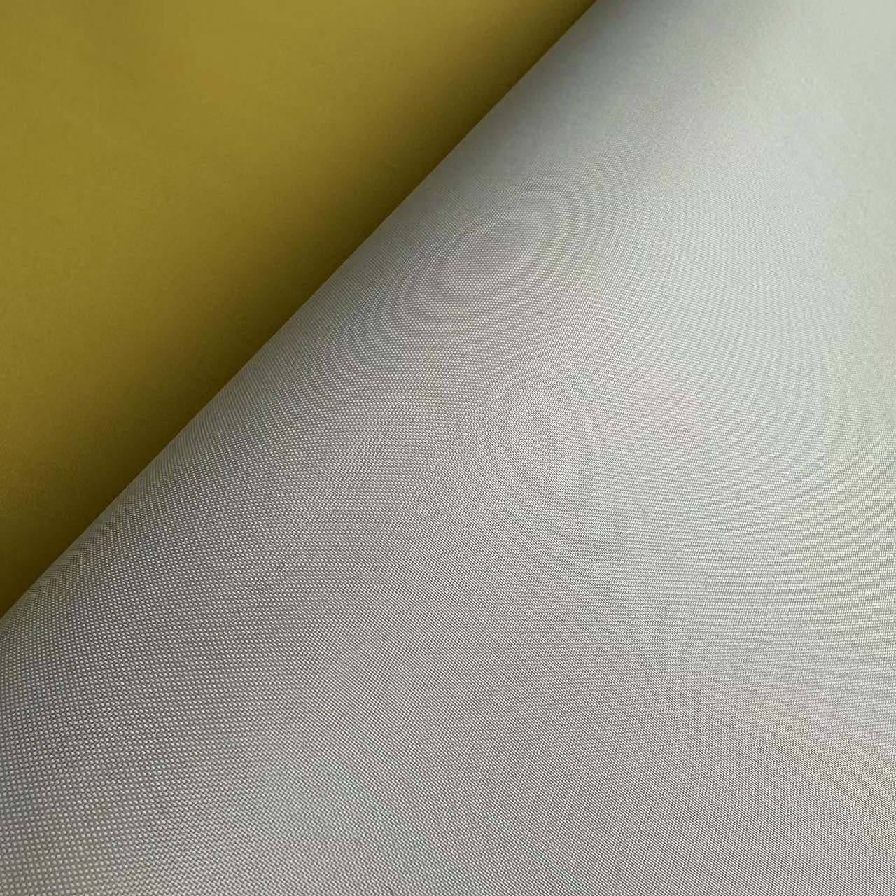 Tela revestida ignífuga de silicona 100% poliéster amarillo de 135 g / m2