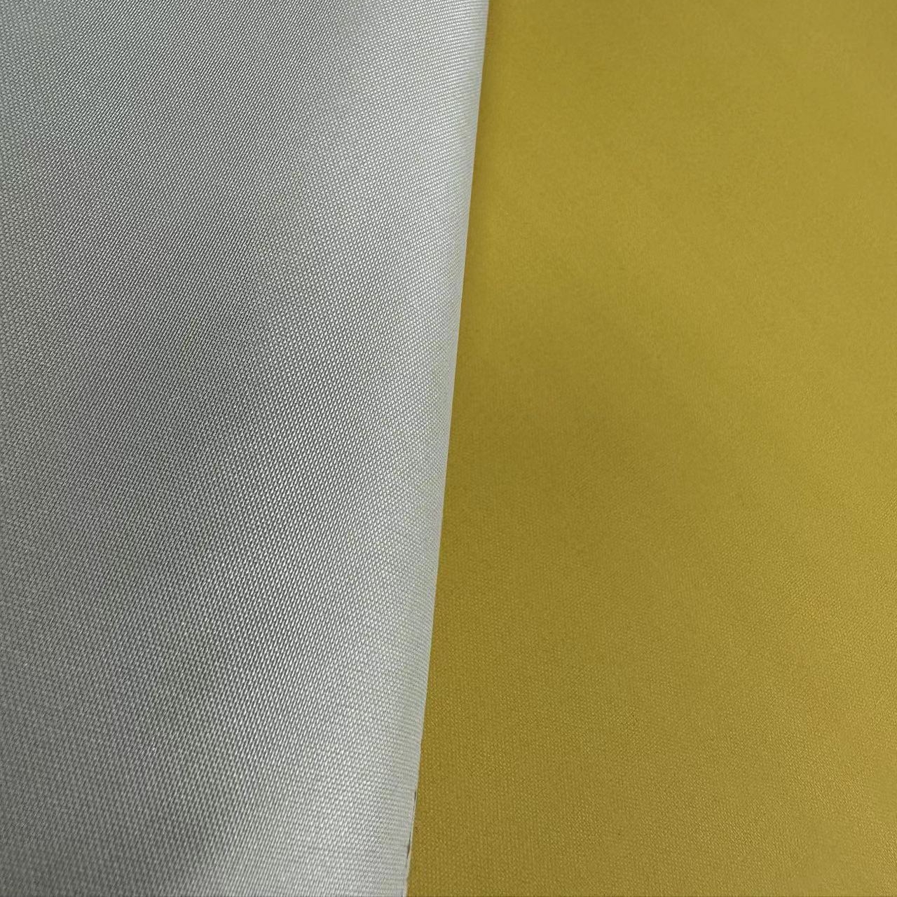 Tela revestida ignífuga de silicona 100% poliéster amarillo de 135 g / m2